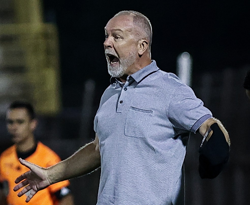 Mano Menezes em São Bernardo x Corinthians — Foto: Fabio Giannelli/AGIF