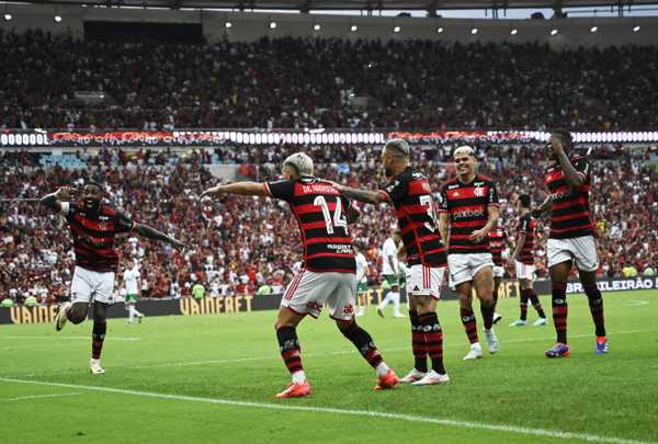 Filipe Luís, Flamengo, lamenta elenco enxuto e pede apoio a Ayrton Lucas.