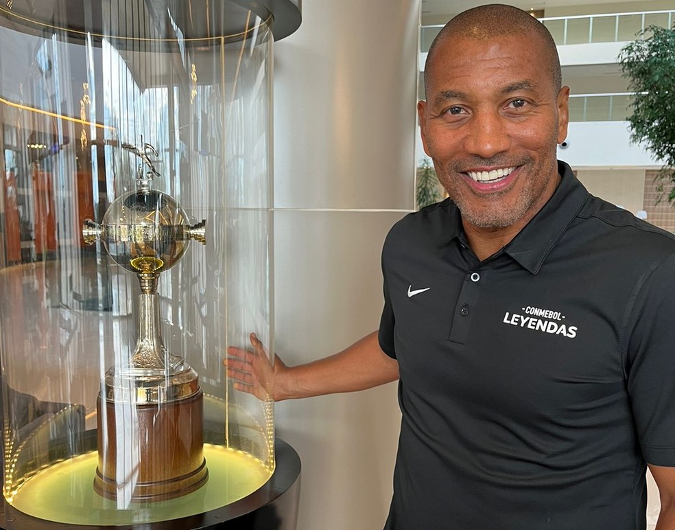 Mauro Silva ao lado da Taça da Libertadores — Foto: Nadja Mauad/RPC
