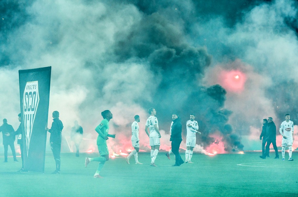 Fogos-de-artifício Sobre O Estádio De Futebol Como O Jogo Final Da