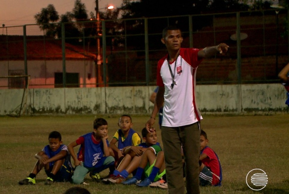 Jogador mais velho do mundo atua aos 90 anos enfaixado, preocupa filhos e  diz não ter medo - 21/09/2012 - UOL Esporte