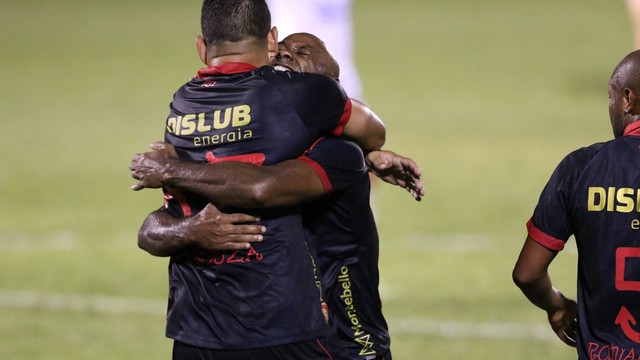 Diego Souza e Vagner Love comemoram gol em ABC x Sport