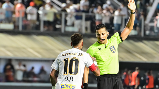 Neymar e o árbitro Savio Pereira Sampaio em Santos x Remo