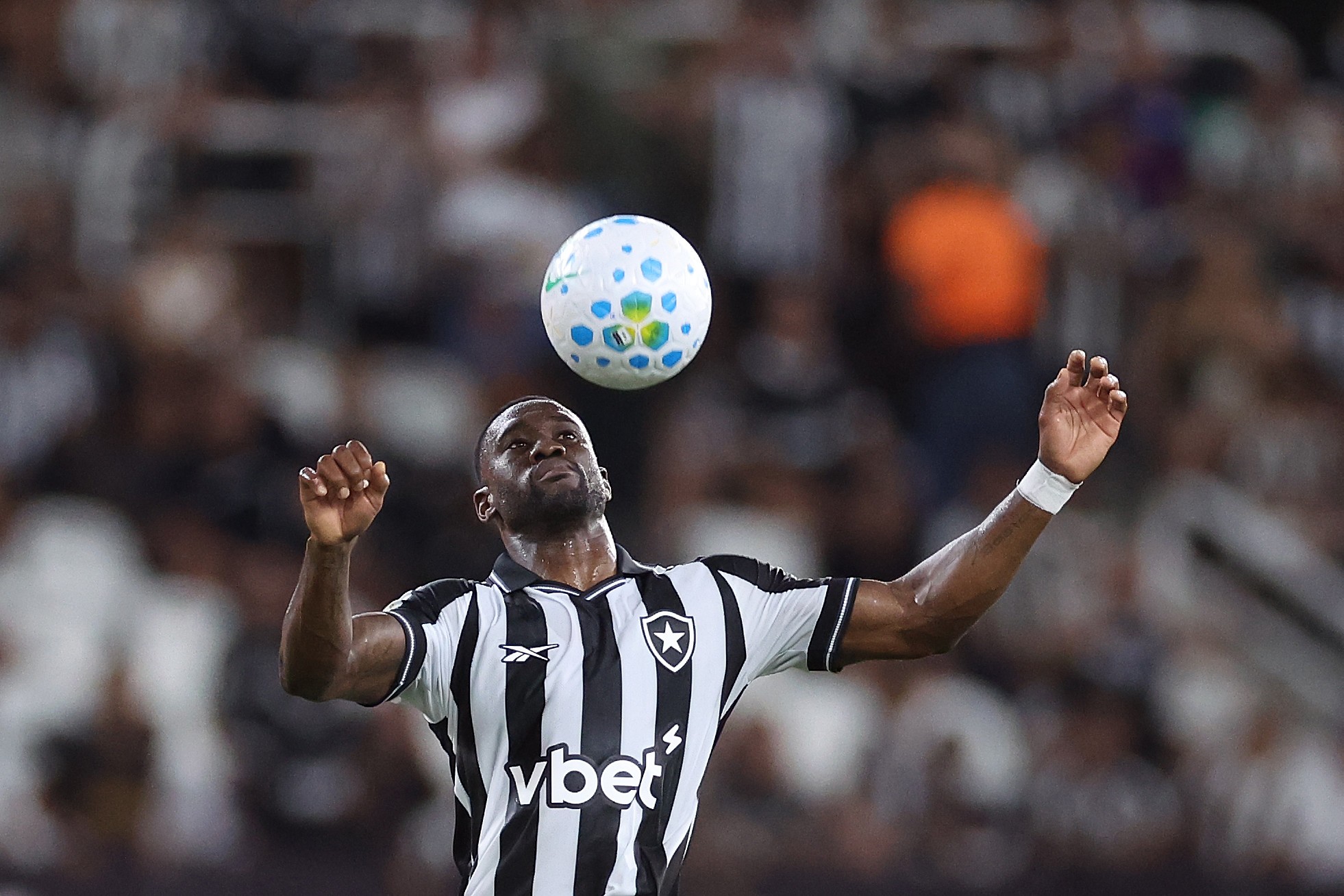 Botafogo debate rescisão de contrato de Bastos após sumiço de quase um mês