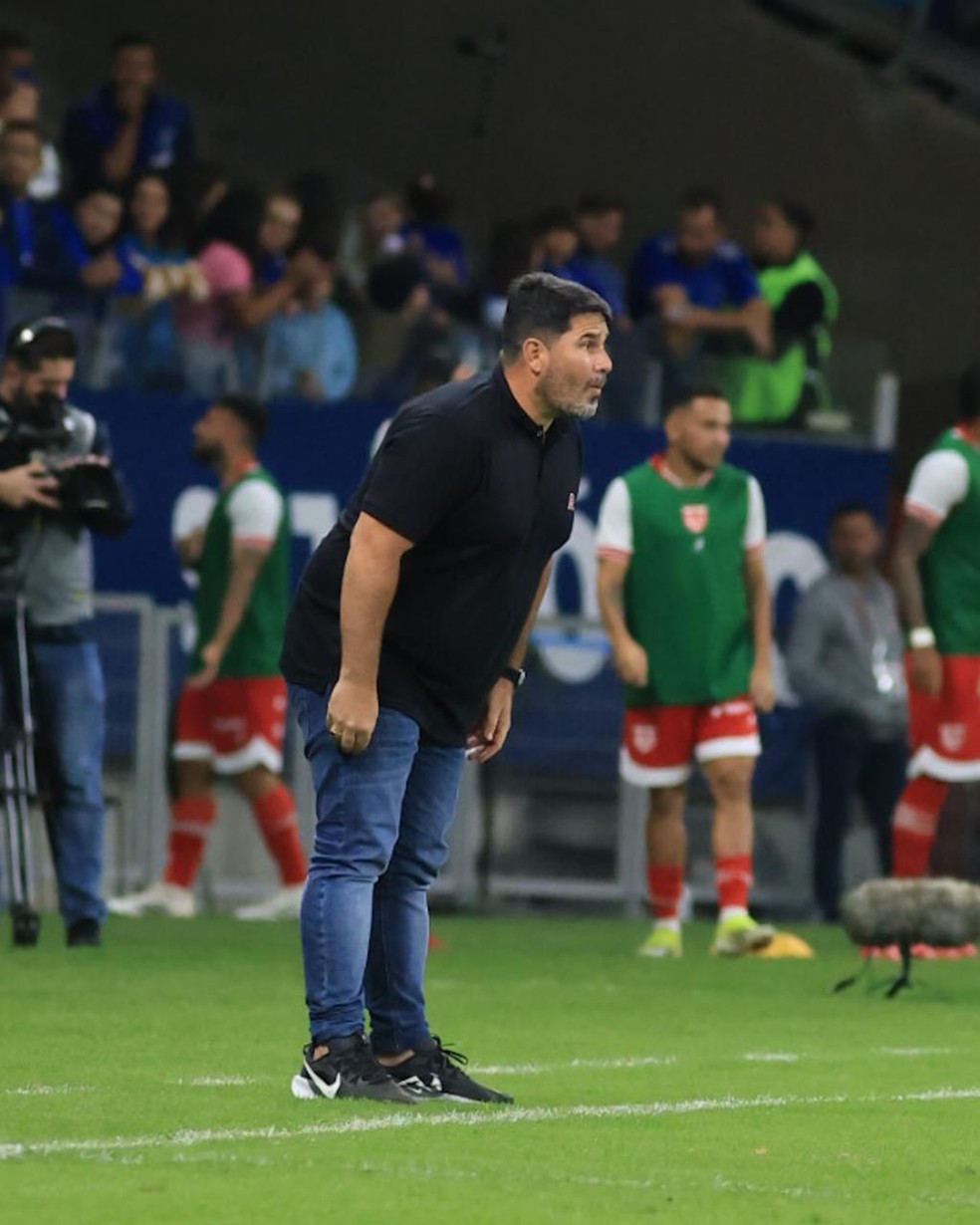 Eduardo Barroca, técnico do CRB, durante o jogo no Mineirão — Foto: Joel Filho