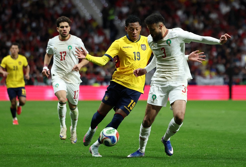Plata vai para cima de Mazraoui no amistoso entre Equador e Marrocos � Foto: REUTERS/Violeta Santos Moura