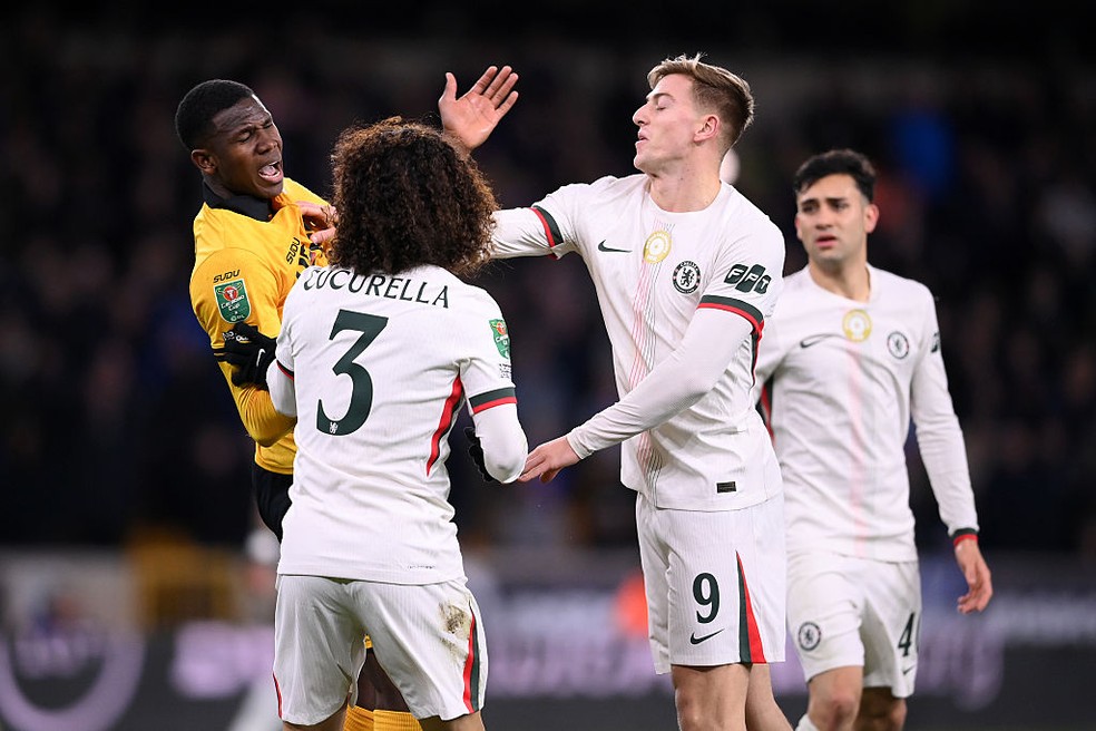 Liam Delap recebe primeiro cartão amarelo por tapa em jogador do Wolverhampton — Foto: Ben Roberts - Danehouse/Getty Images