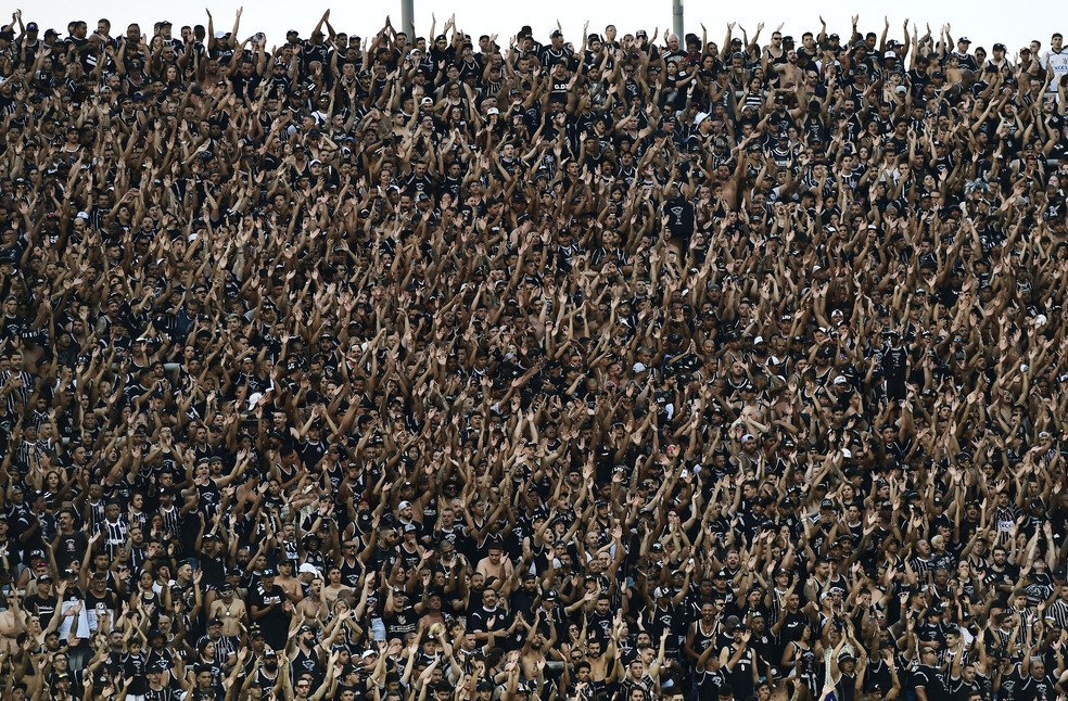 Torcida do Corinthians em jogo contra o Inter — Foto: Marcos Ribolli