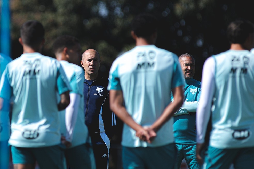 Leonardo Jardim em treino do Cruzeiro — Foto: Gustavo Martins/ Cruzeiro