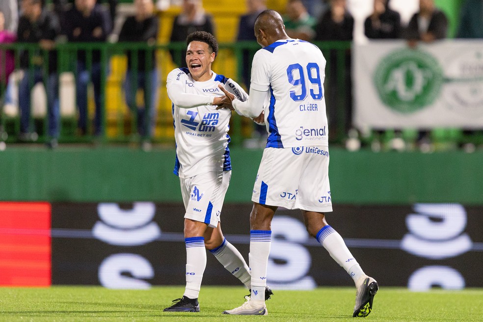 Cléber chega a marca histórica pelo Avaí na Série B | Ge