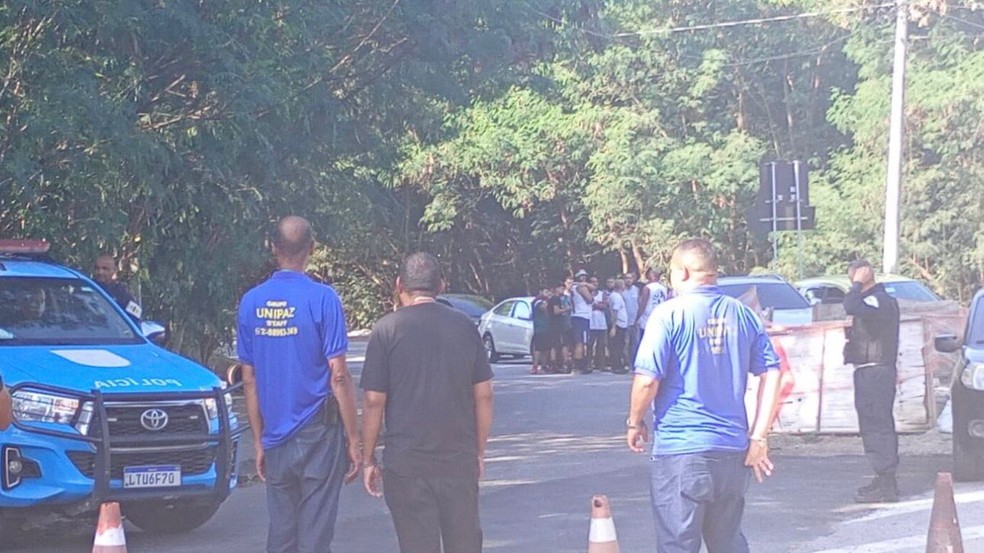 Torcedores cobram elenco e diretoria do Fluminense em protesto no CT