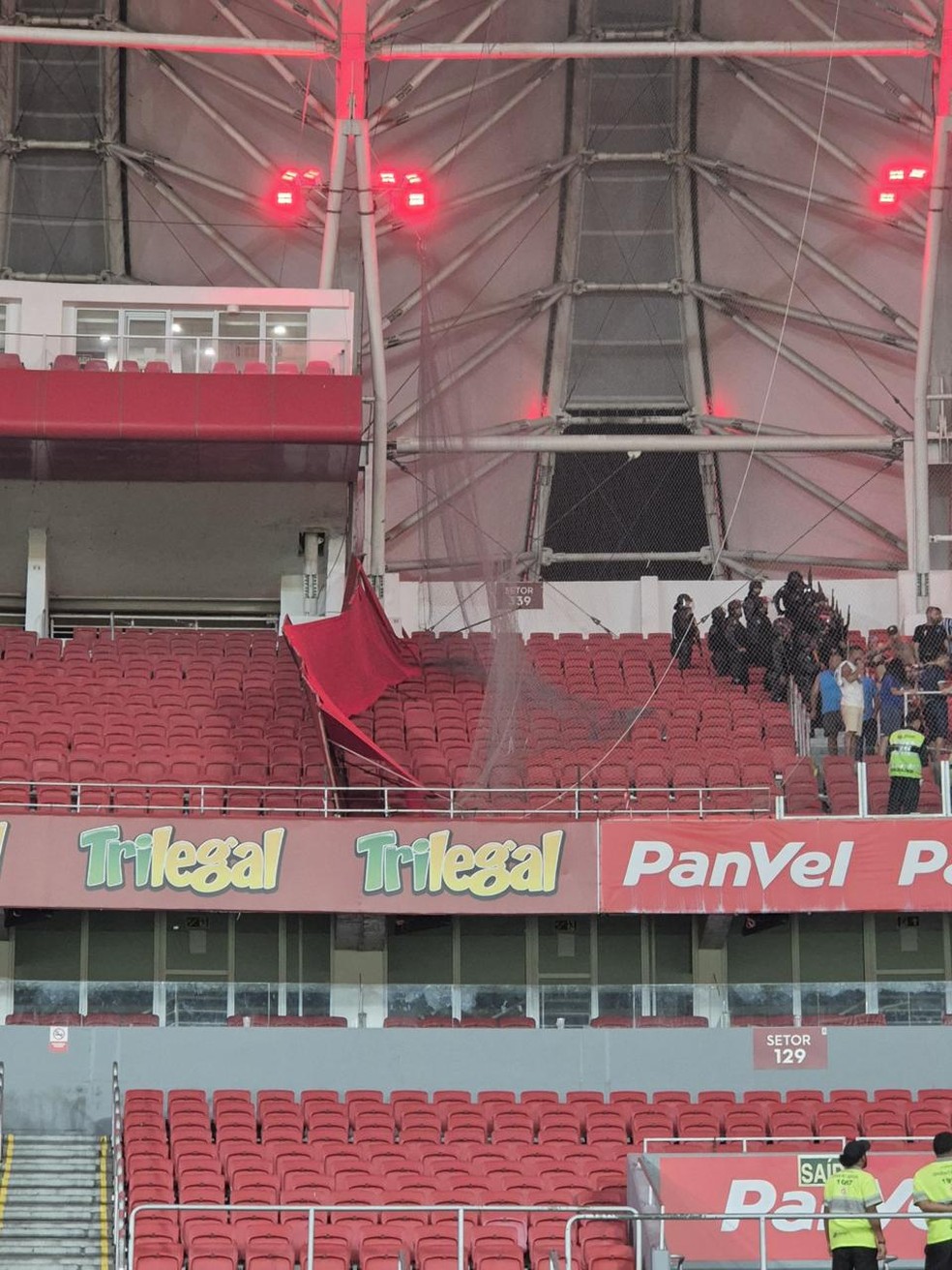 Rede que divide setor visitante foi danificada no Beira-Rio durante Gre-Nal — Foto: Reprodução