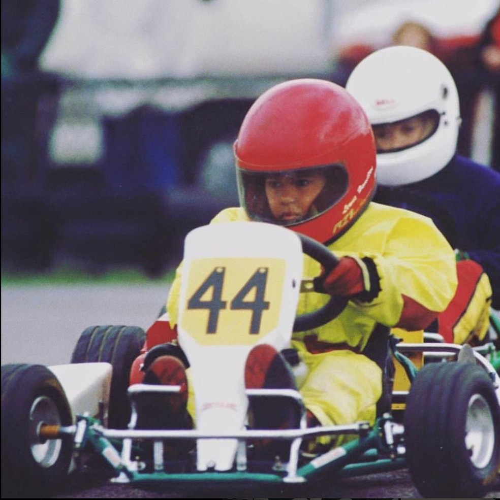Lewis Hamilton capacete vermelho no kart