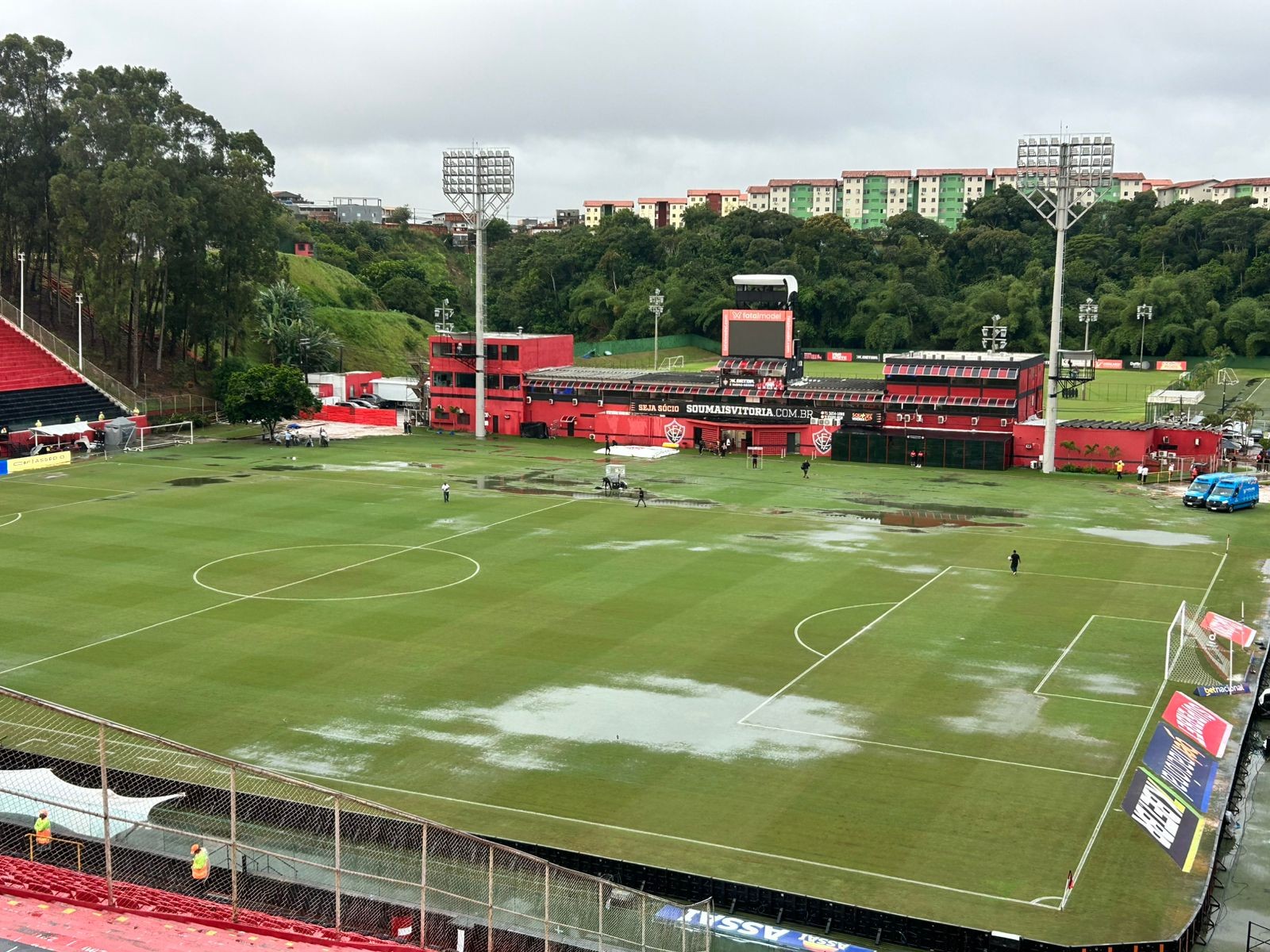 Vitória e Cruzeiro: Condições do gramado prejudicam jogo no Barradão.