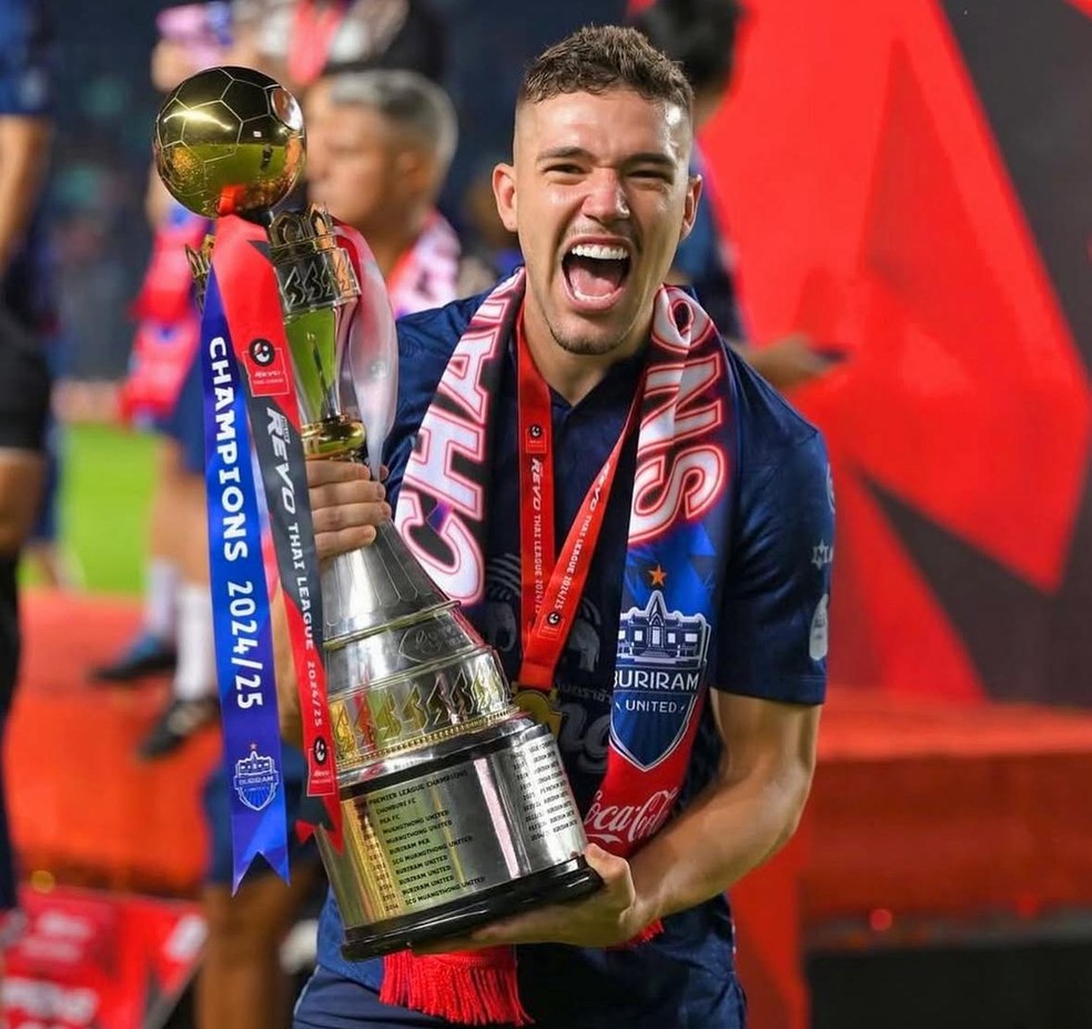 Guilherme Bissoli com a taça de campeão da Tailândia com o Buriram