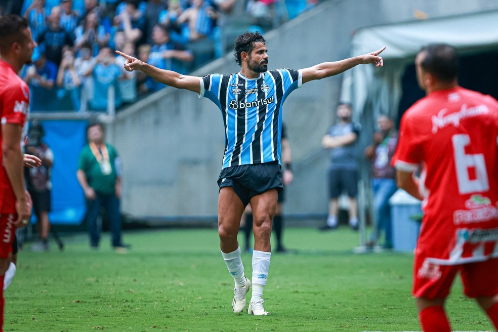 Diego Costa comemora em Grêmio x Guarany — Foto: Agif