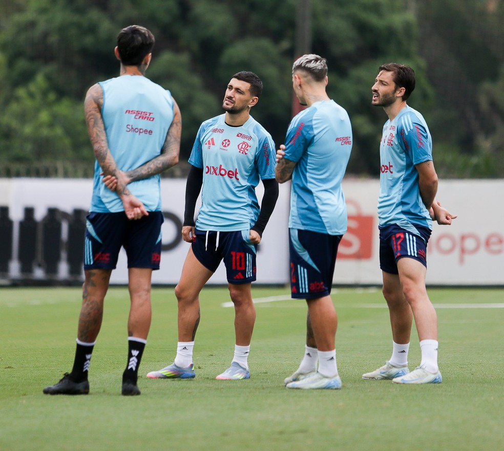 Arrascaeta ao lado de Pulgar, Varela e Vi&ntilde;a no Flamengo &mdash; Foto: Gilvan de Souza / Flamengo