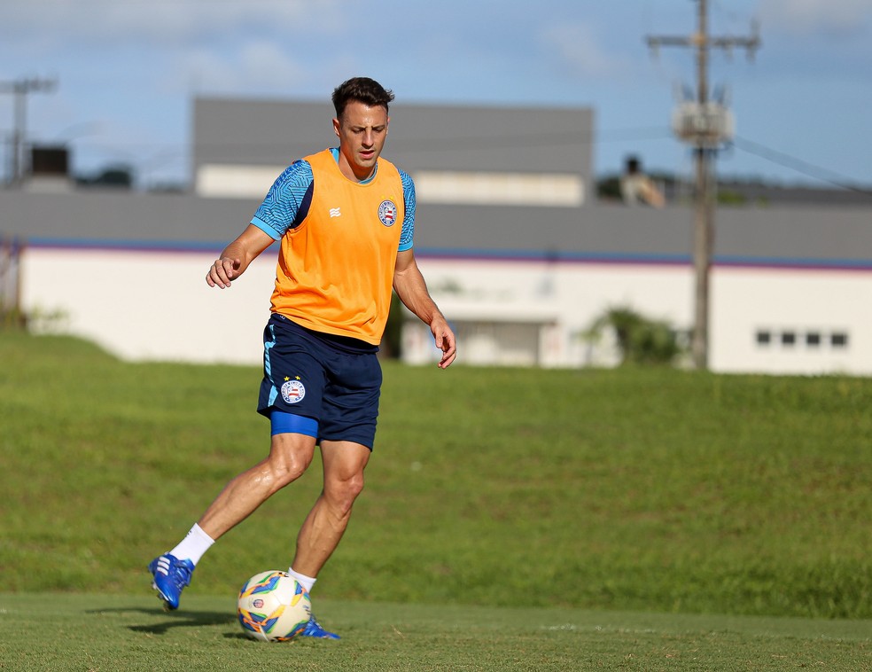 Arias treina em campo com a camisa do Bahia — Foto: Tiago Caldas /EC Bahia