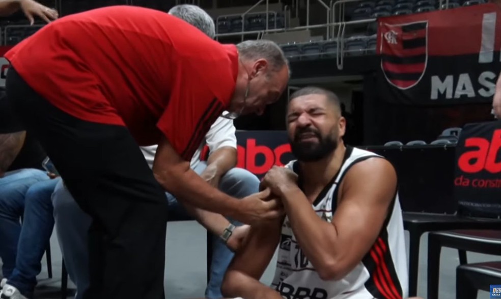 Olivinha é atendido pela equipe médica durante Flamengo x Botafogo — Foto: FlaTV