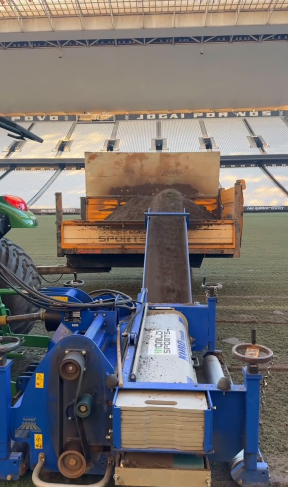 troca do gramado na Neo Química Arena — trabalhadores iniciam processo