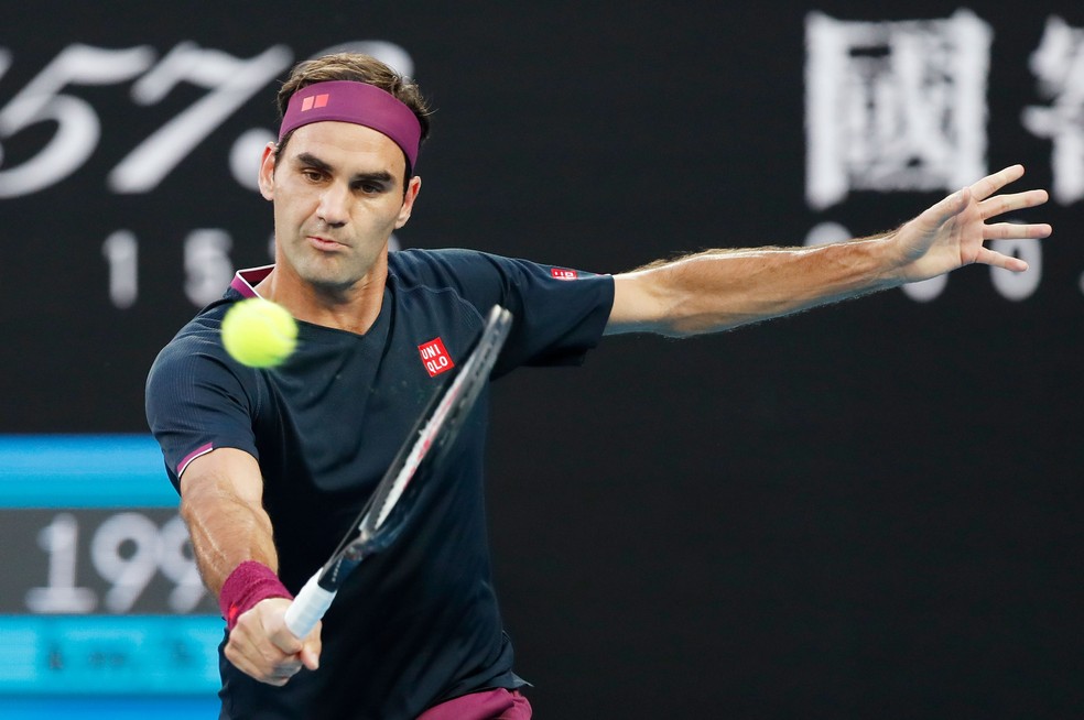 Roger Federer contra Novak Djokovic no Aberto da Austrália — Foto: REUTERS/Issei Kato