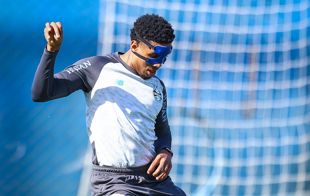 Wallace volta a treinar e reforça o Grêmio contra o Coritiba
