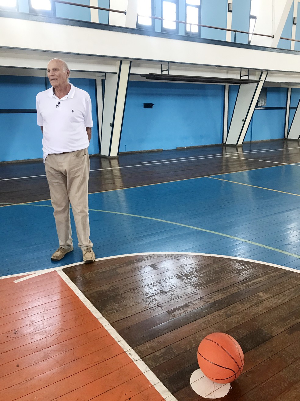 Amaury Pasos na quadra em que treinou em 1959 antes de conquistar seu primeiro campeonato mundial — Foto: Thierry Gozzer