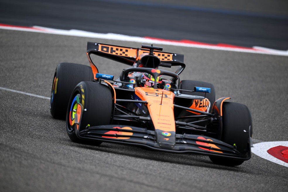 Oscar Piastri, da McLaren, nos testes de pr&eacute;-temporada da F1 &mdash; Foto: Clive Mason/Getty Images