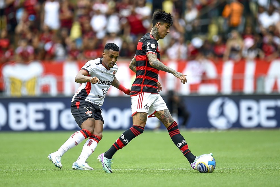 Lucas Esteves e Pulgar em Flamengo x Vitória — Foto: Marcelo Cortês / CRF