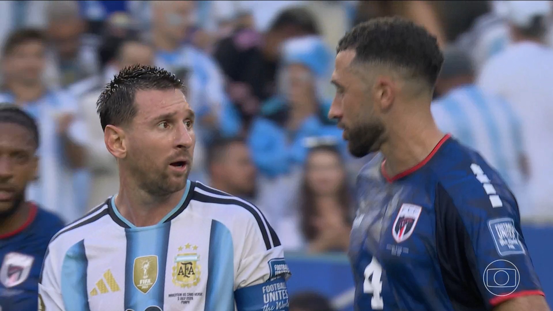 Messi se irrita com jogador de Cabo Verde e vai para o intervalo na bronca; assista