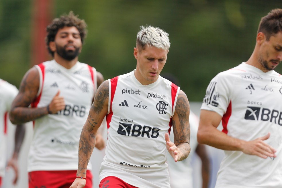 Varela em treinamento do Flamengo — Foto: Gilvan de Souza/Flamengo