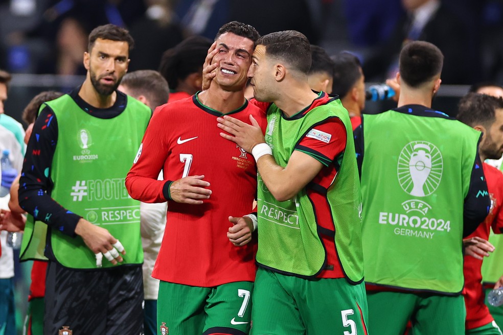 Cristiano Ronaldo chora após perder pênalti para Portugal contra a Eslovênia — Foto: Robbie Jay Barratt - AMA/Getty Images