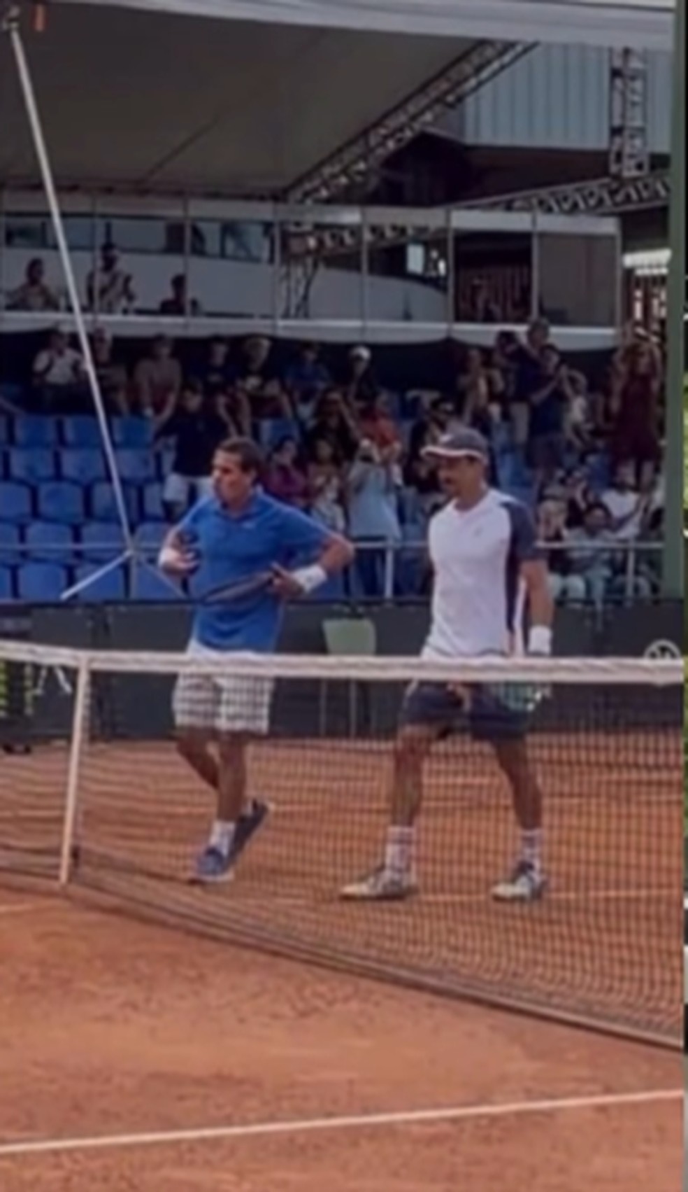 Luis David Martinez imita macaco durante partida do Challenger de Itaja&iacute; &mdash; Foto: Reprodu&ccedil;&atilde;o/Challenger TV/ATP