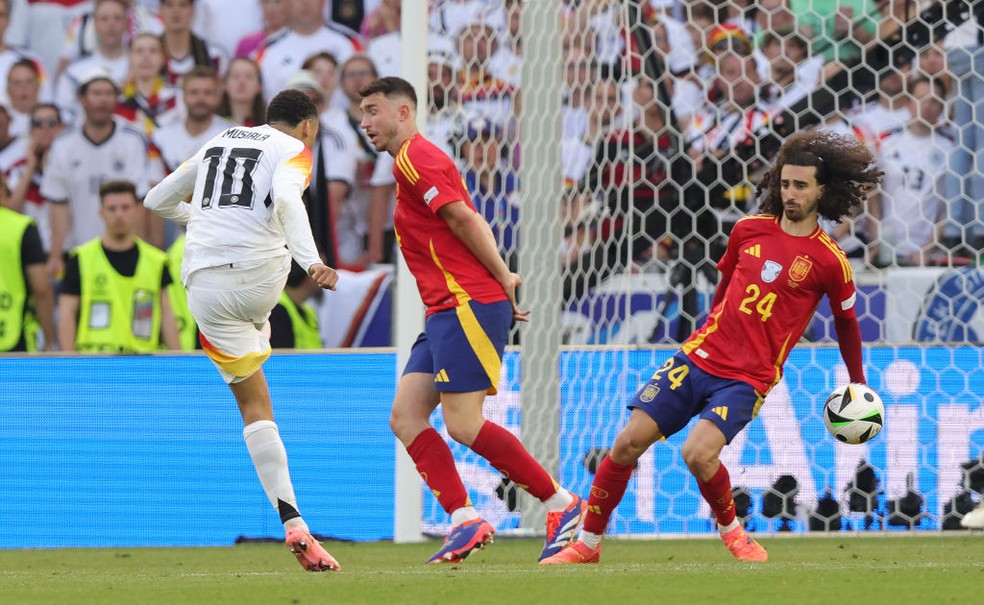 Árbitro não marca pênalti após Cucurella interceptar a trajetória da bola com a mão — Foto: Getty Images