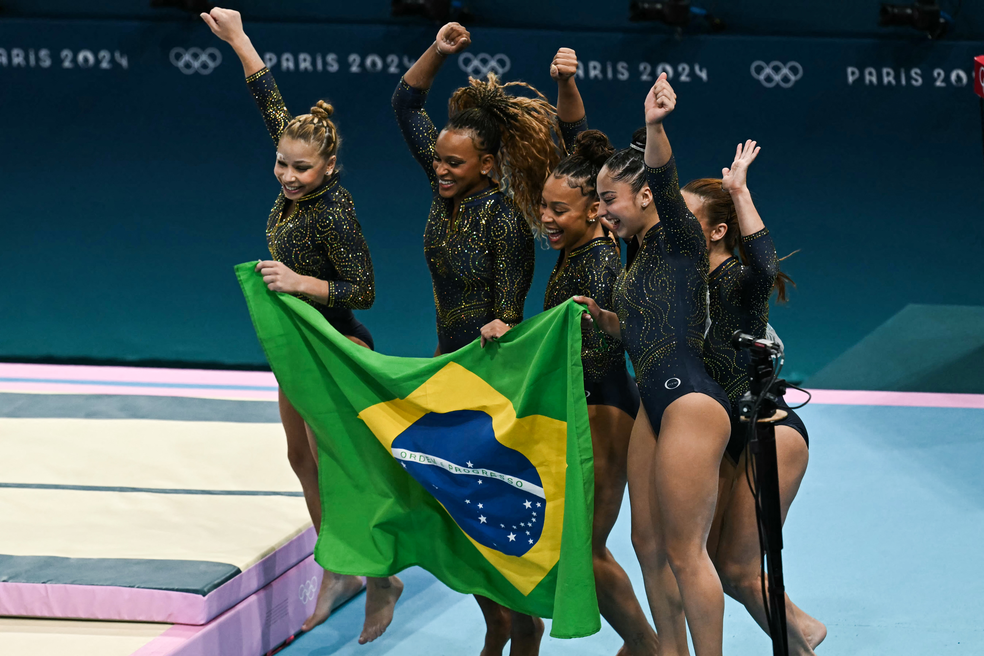 Brasileiras comemoram bronze na disputa por equipes das Olimpíadas — Foto: AFP