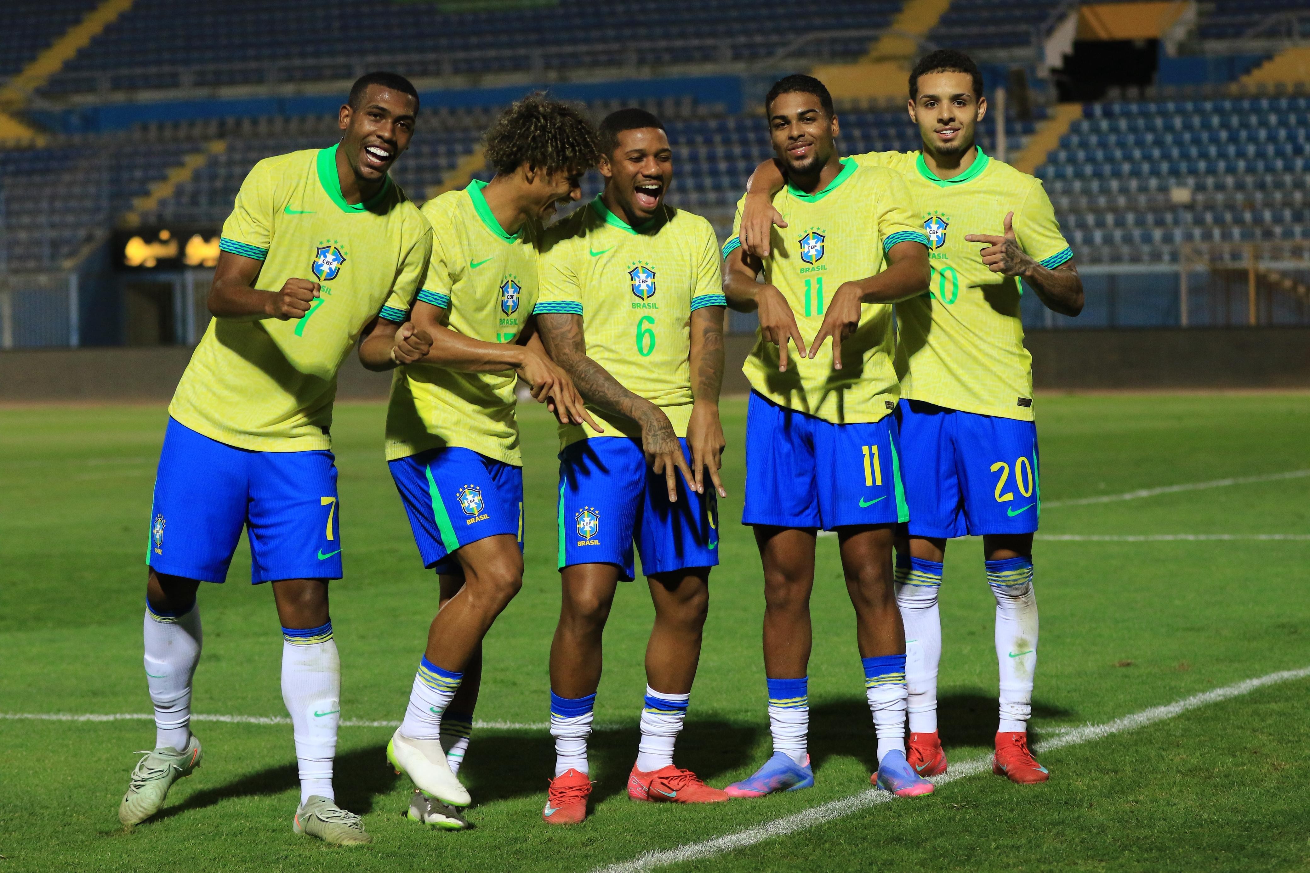 Vasco monta esquema e adianta voo para ter Rayan no último treino antes de pegar o São Paulo