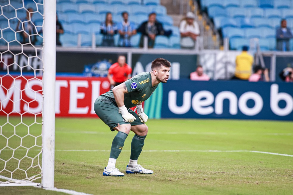 Tiago Volpi em empate do Grêmio com o Godoy Cruz — Foto: Maxi Franzoi/AGIF