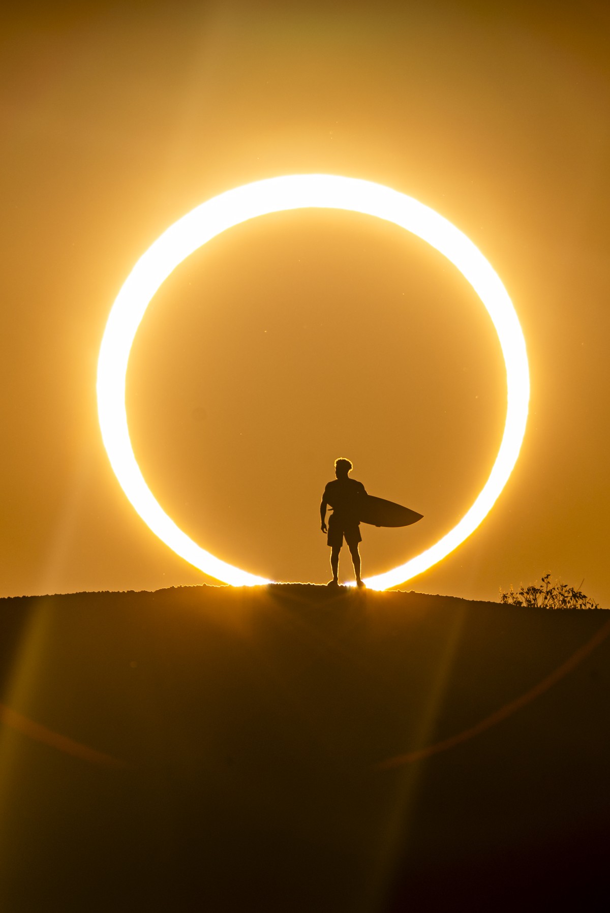 Italo Ferreira posa para una fotografía inédita durante un eclipse solar;  Ver |  navegar