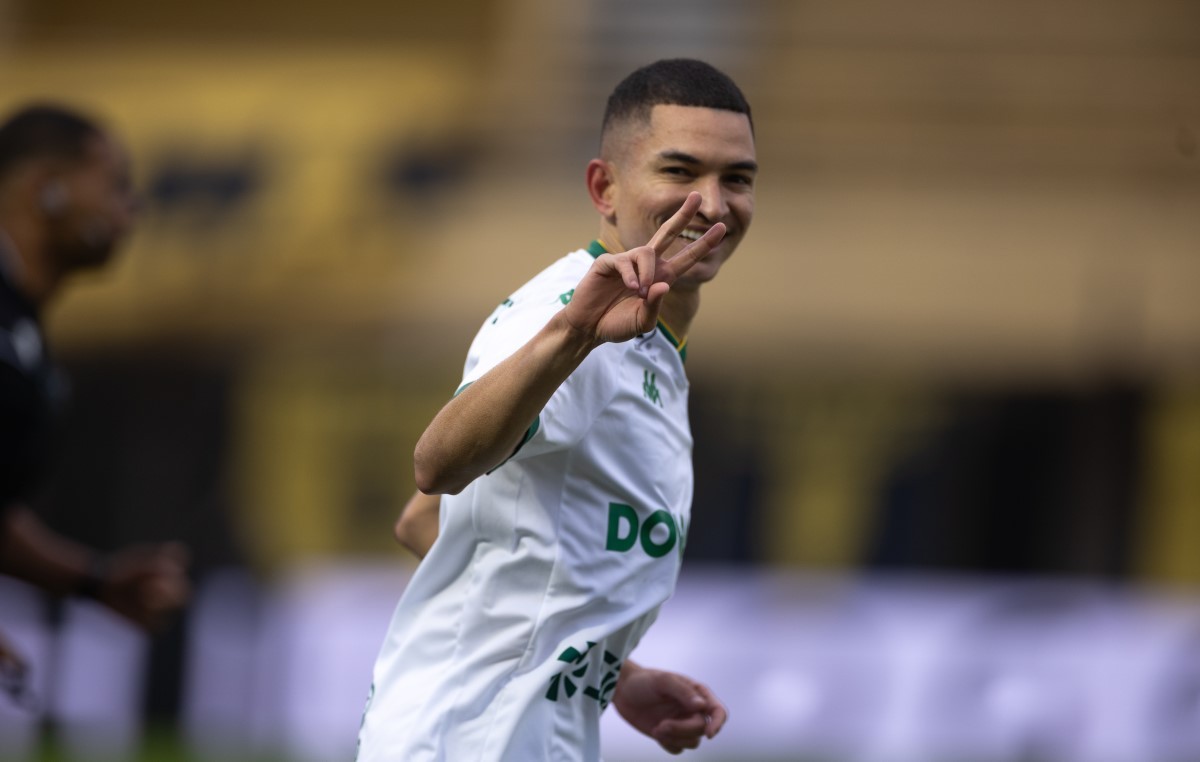 Lateral do Cuiabá faz dois gols pela primeira vez na carreira, mas árbitro dá um contra; veja lance