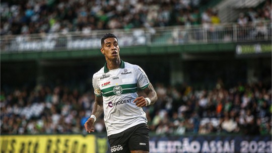 Alef Manga pede perdão à torcida do Coritiba e rompe com advogado após STJD negar conversão da pena