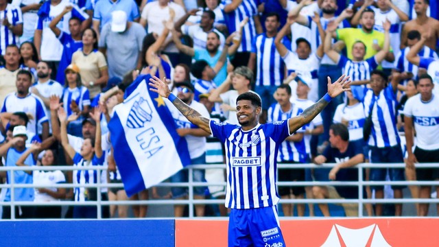 Tiago Marques comemora gol do CSA contra o Penedense no primeiro jogo da final 