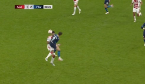 Jogador do PSV causa lesão pulmonar em rival e revolta futebol holandês; veja