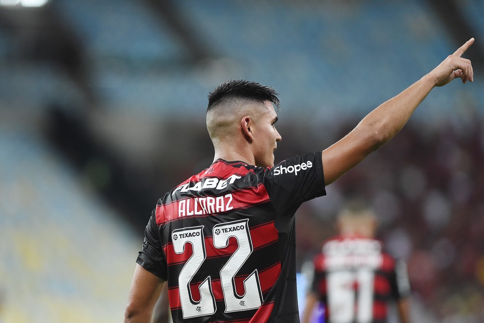 Alcaraz comemora gol em Flamengo x Sampaio Corrêa — Foto: Alexandre Durão