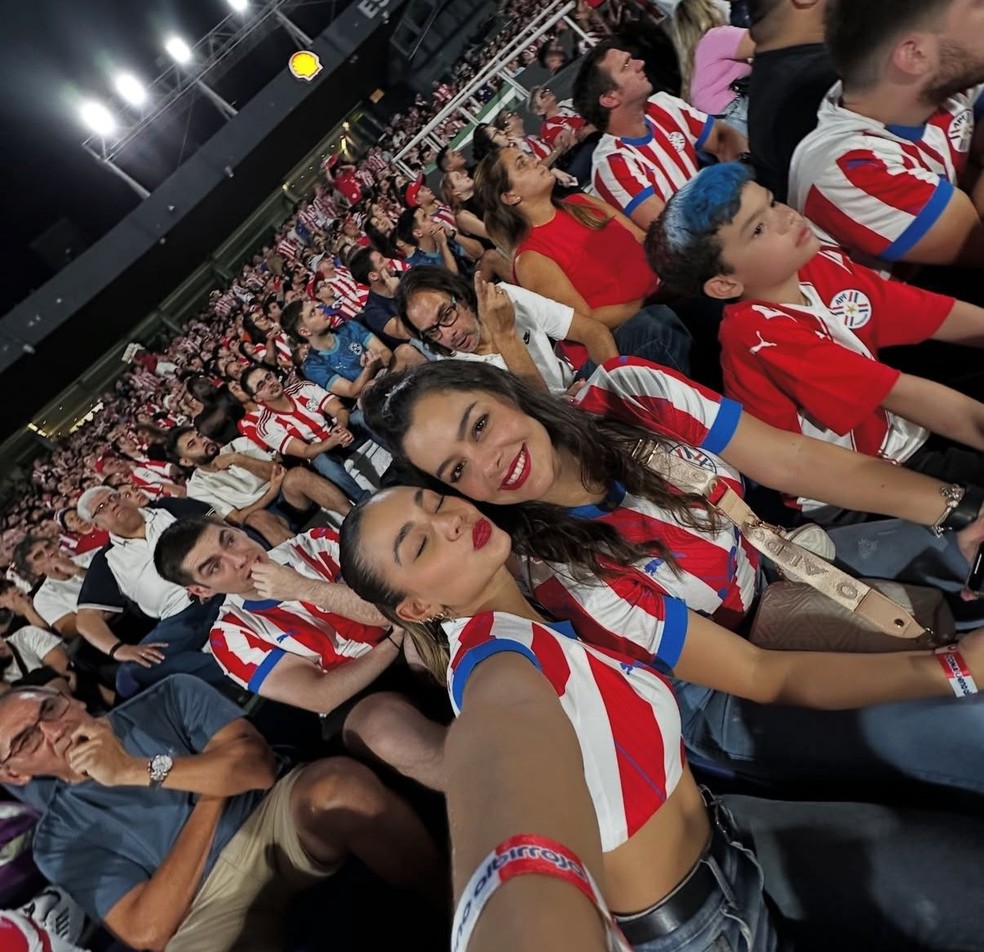 Larissa Riquelme e a apresentadora Vanessa Gonzalez assistindo Paraguai 1 x 0 Chile, em março de 2025 — Foto: Arquivo Pessoal