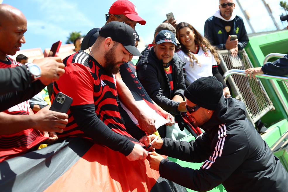 Arrascaeta dá autógrafo para torcedores nos Estados Unidos — Foto: Divulgação / Flamengo