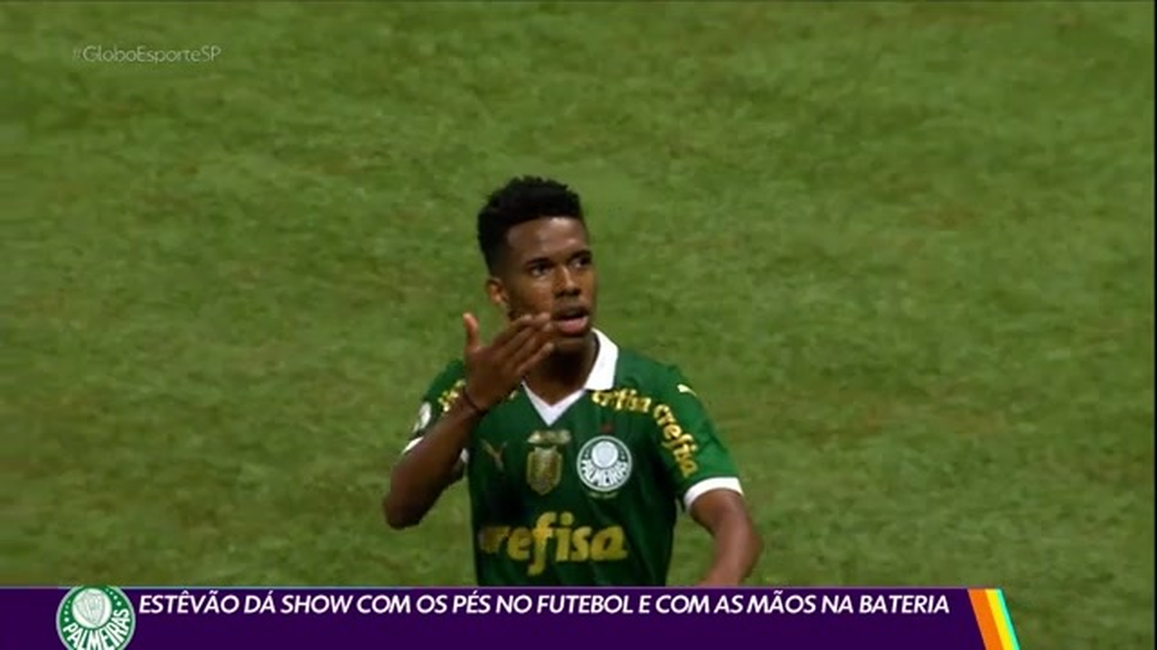 Estêvão dá show com os pés no futebol e com as mãos na bateria