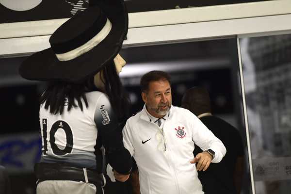 Corinthians quita pagamentos atrasados com elenco e comissão técnica