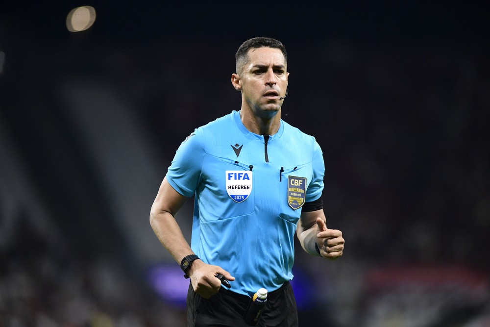 CBF divulga áudio do VAR da expulsão polêmica de Evertton Araújo em Corinthians x Flamengo