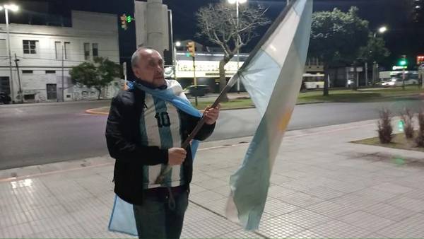 Un hombre sale todos los días a celebrar el Mundial de Argentina  futbol internacional
