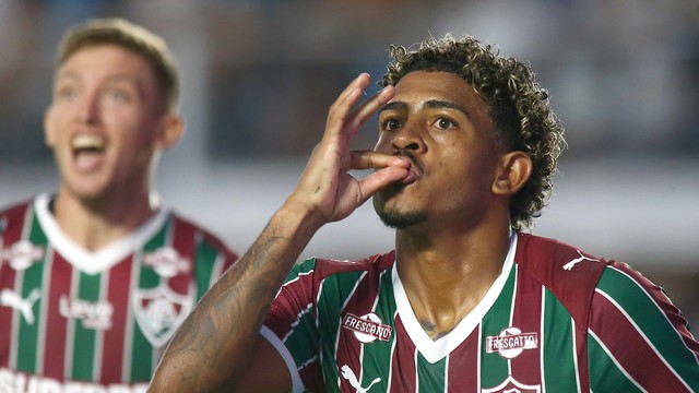 John Kennedy comemora o gol do Fluminense sobre o Santos